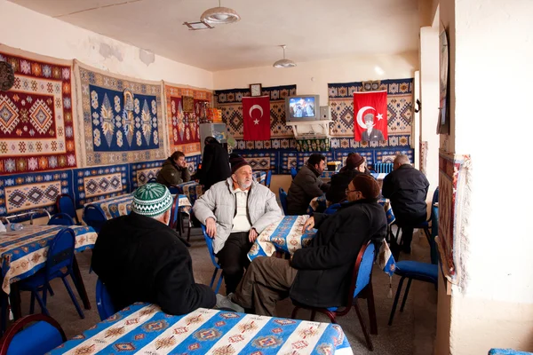 Seniors talk in a traditional tea house in Middle East — Stock Photo, Image