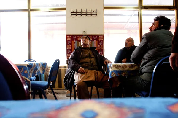 Personas mayores hablan en una casa de té tradicional en Oriente Medio —  Fotos de Stock
