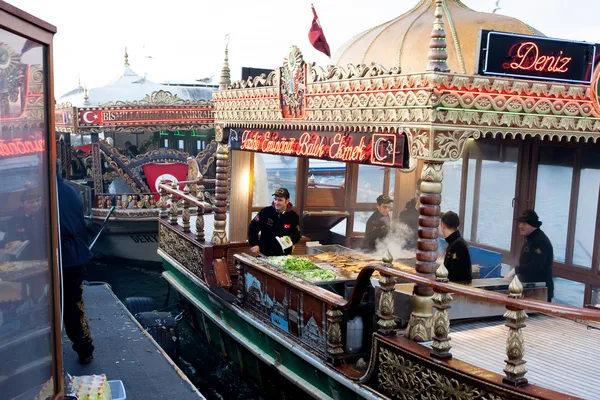 Buffet turc avec sandwichs au poisson en vente — Photo