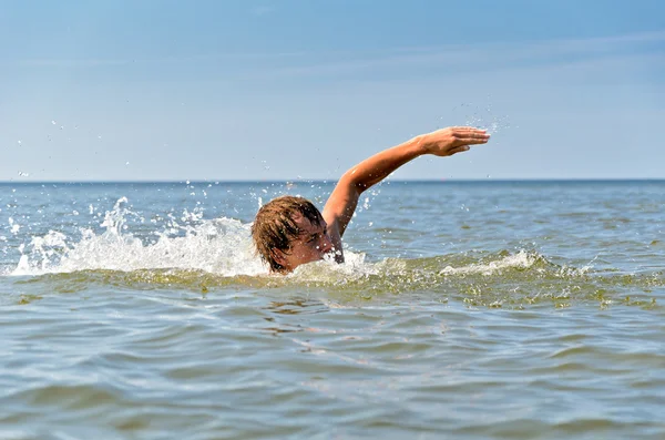 Młody mężczyzna pływanie w morzu — Zdjęcie stockowe