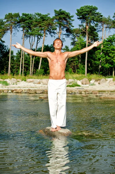 Mann macht Meditationsübungen am Strand — Stockfoto