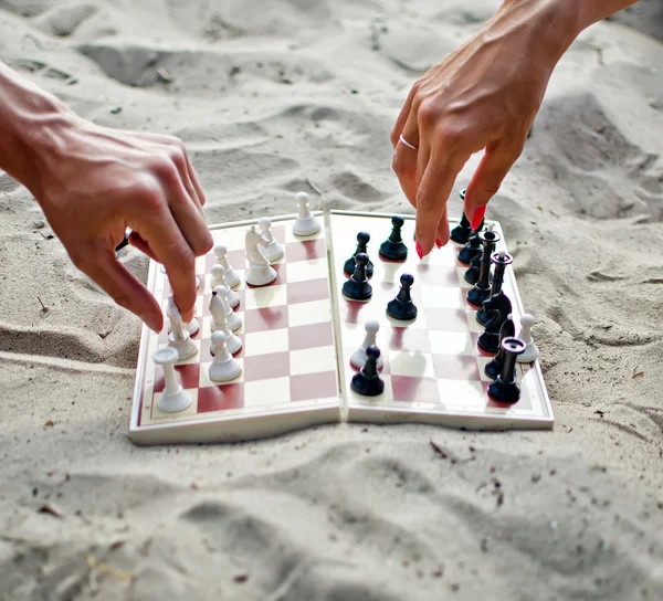 Imagem de mãos humanas com figura de xadrez fazendo movimento — Fotografia de Stock
