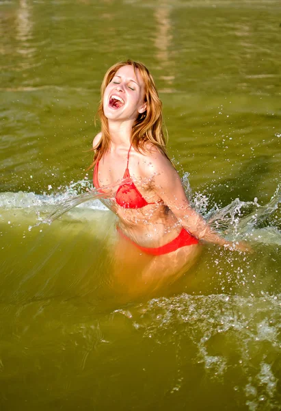 Bella donna avendo divertente in il mare — Foto Stock