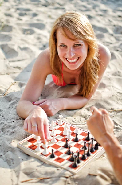 Portret ładna kobieta gra w szachy na plaży — Zdjęcie stockowe