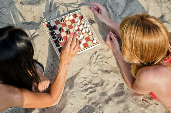 Dos chicas jugando ajedrez en la playa —  Fotos de Stock