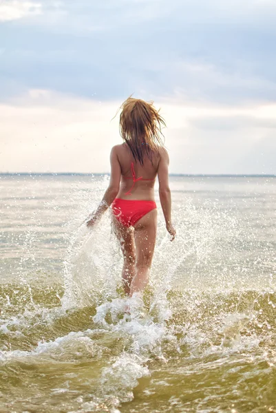Bella donna avendo divertente in il mare — Foto Stock