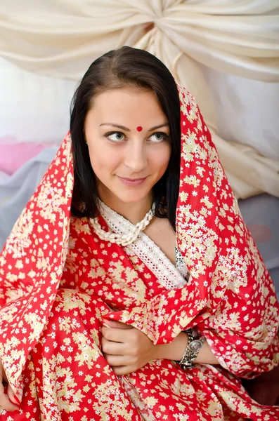 Giovane ragazza indiana in abbigliamento tradizionale rosso — Foto Stock