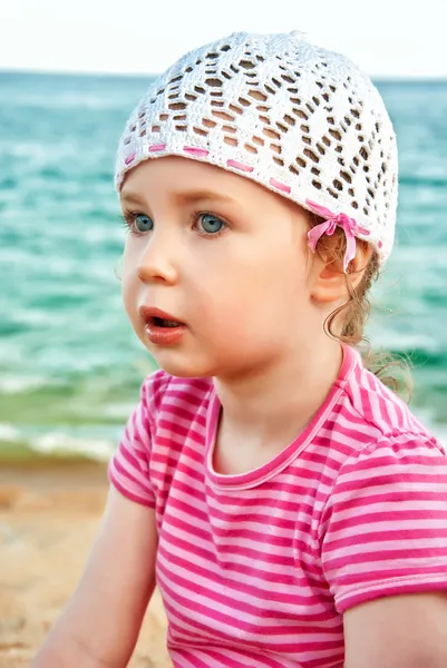 Portrait of cute little girl on the beach — Stock Photo, Image