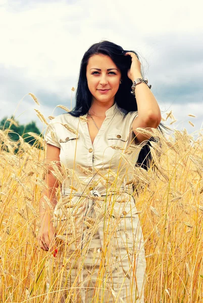 Retrato de uma mulher morena no campo — Fotografia de Stock