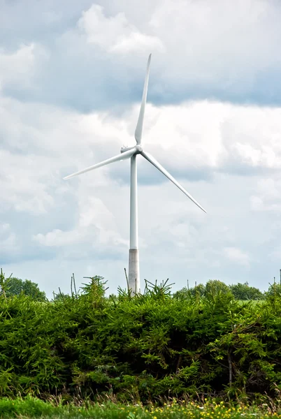 Wind turbine on a cloudy sky background — Stock Photo, Image