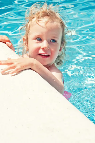 Menina bonito se divertindo na piscina — Fotografia de Stock