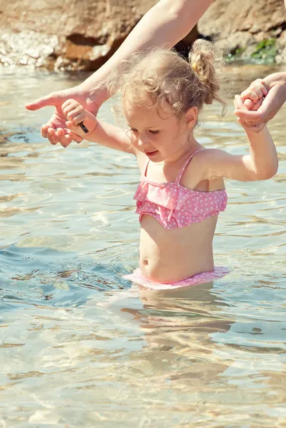 Cute dziewczynka zabawy w morzu — Zdjęcie stockowe