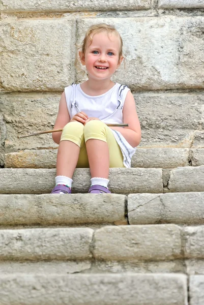 Merdivenlerde oturan sevimli küçük kız — Stok fotoğraf