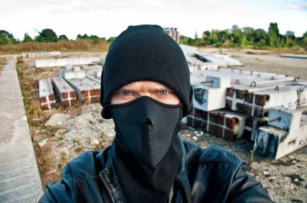 Konzeptfoto. Dieb zieht Überwachungskamera ab — Stockfoto