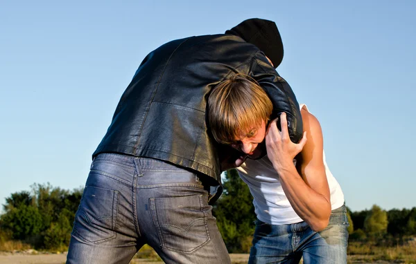 Dois homens lutam ao ar livre. Conceito de roubo — Fotografia de Stock
