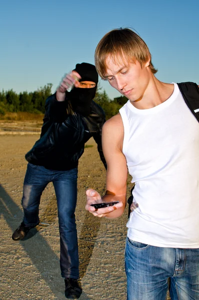 Genç adam soymaya çalışırken maskeli haydut — Stok fotoğraf