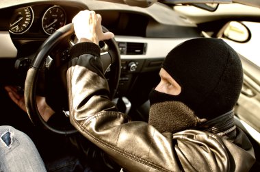 Araba çalarken maskeli haydut. yakın çekim