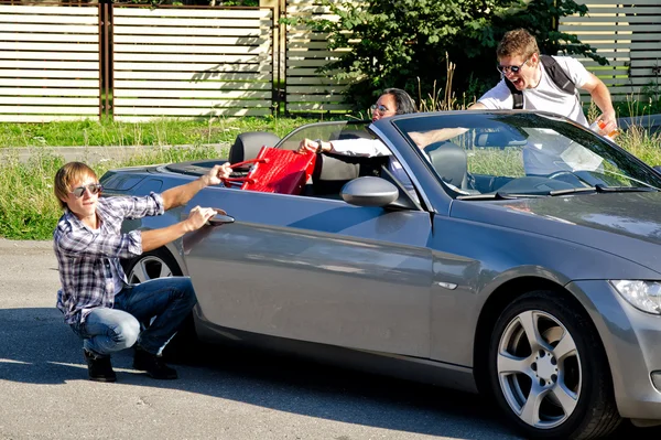 Ladrão homem tentando roubar bolsa do carro — Fotografia de Stock