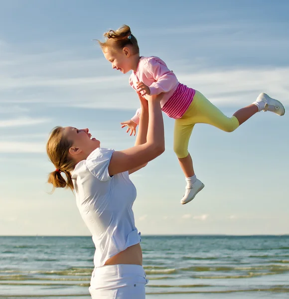 Madre e figlia si divertono vicino al mare — Foto Stock
