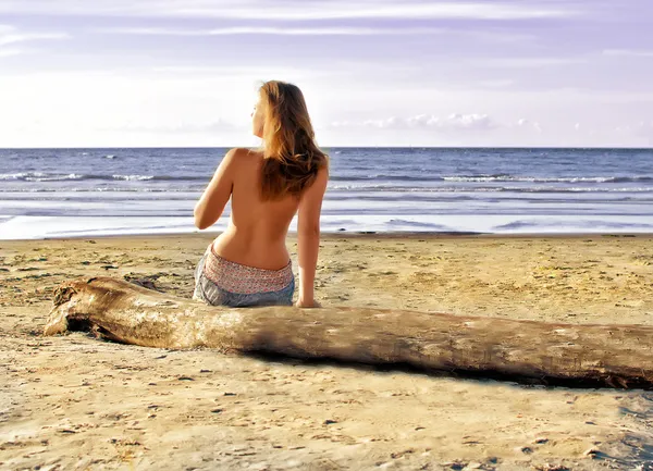 在沙滩上后半裸女子的视图 — 图库照片