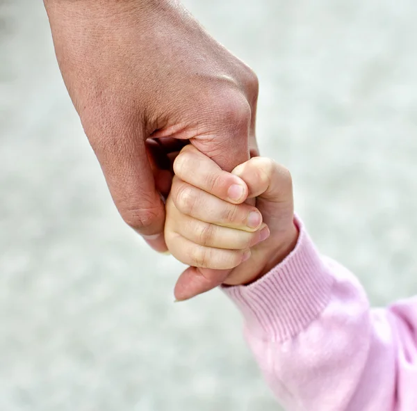 Dítě držící matku za ruku — Stock fotografie