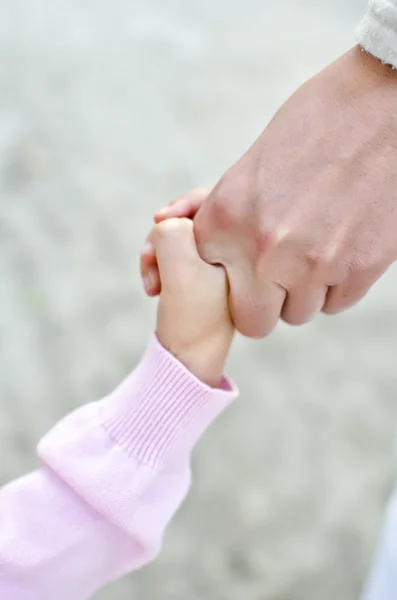 Niño sosteniendo la mano de la madre —  Fotos de Stock