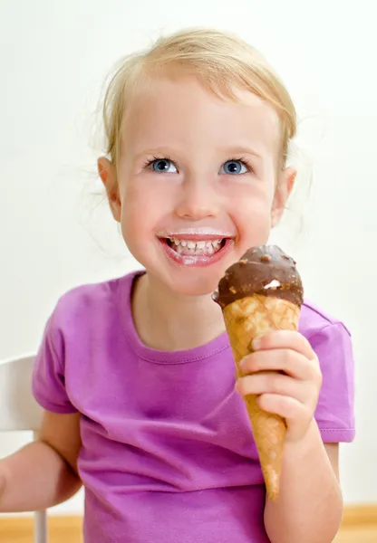 Mignonne petite fille manger de la crème glacée — Photo
