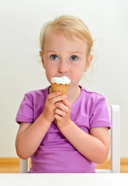 Mignonne petite fille manger de la crème glacée — Photo