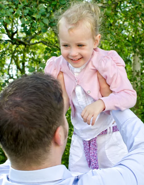 Vader en dochter hebben plezier in het park — Stockfoto