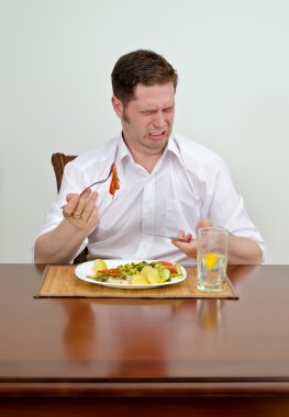 adam onun yemek ile hayal kırıklığına