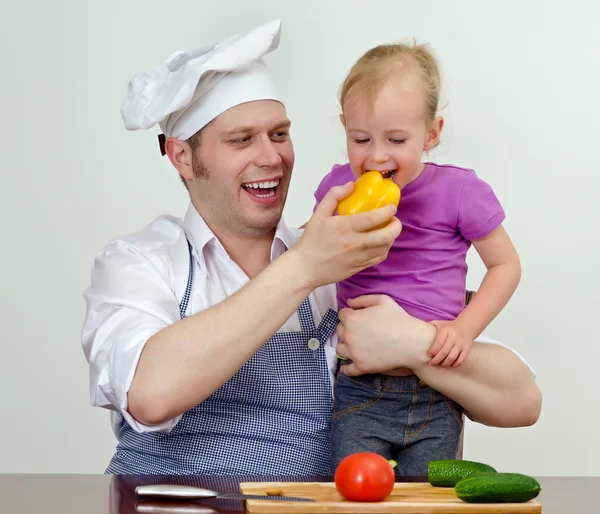 Niña y su padre se divierten en la cocina —  Fotos de Stock