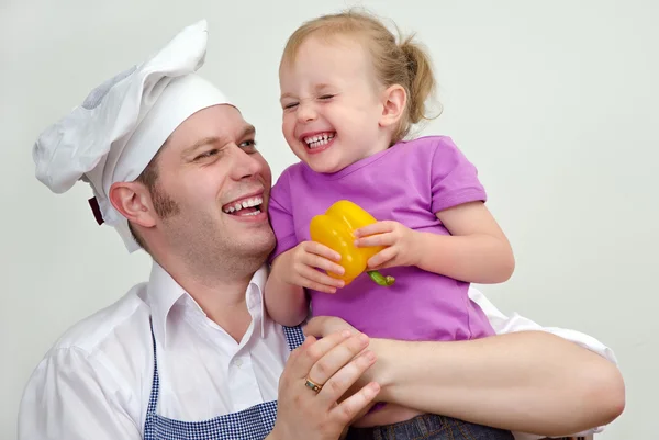 Petite fille et son père s'amusent dans la cuisine — Photo