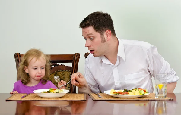 Far och dotter äter middag tillsammans i köket — Stockfoto