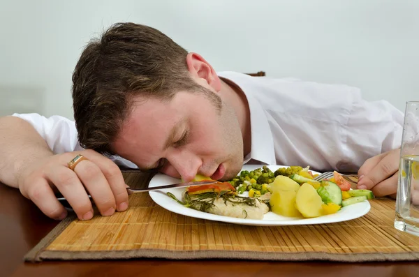 Dronken man slapen in zijn diner plaat — Stockfoto