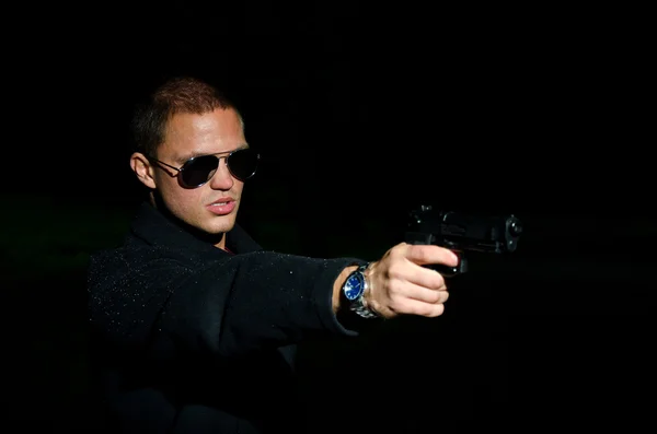 Retrato de jovem com arma — Fotografia de Stock