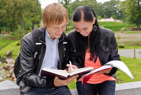 Två studenter som studerar utomhus — Stockfoto