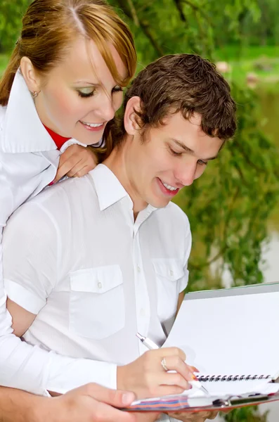 Twee studenten die studeren buiten — Stockfoto