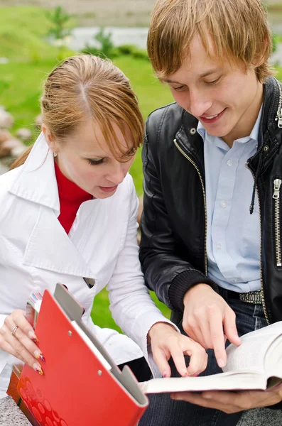 Två studenter som studerar utomhus — Stockfoto