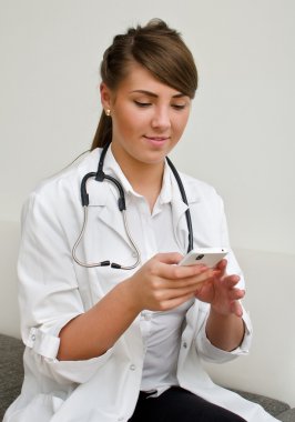 genç bir kadın doktor Smartphone kullanarak