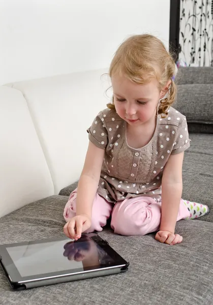 Schattig klein meisje met behulp van tablet pc — Stockfoto