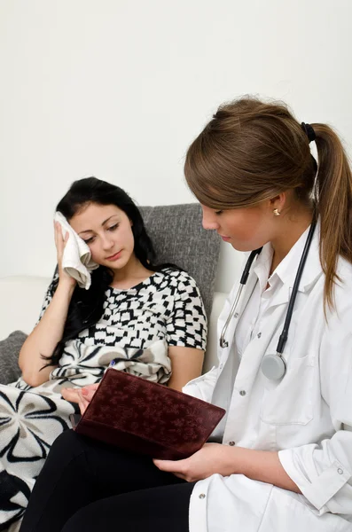 Vrouwelijke arts bezoeken patiënt thuis — Stockfoto