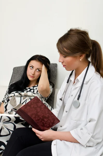 Médico femenino visitando a paciente en casa —  Fotos de Stock