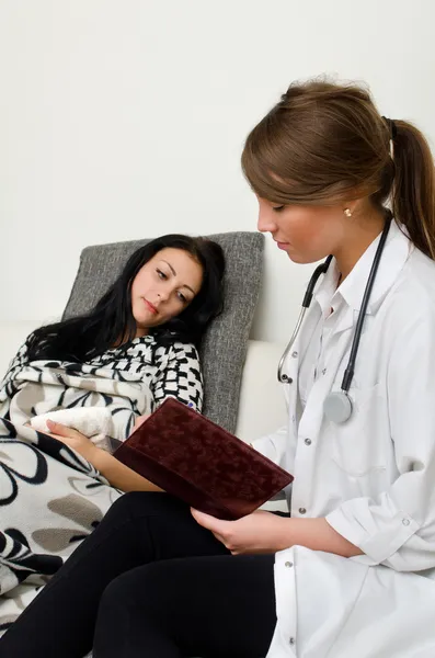 Médico femenino visitando a paciente en casa — Foto de Stock