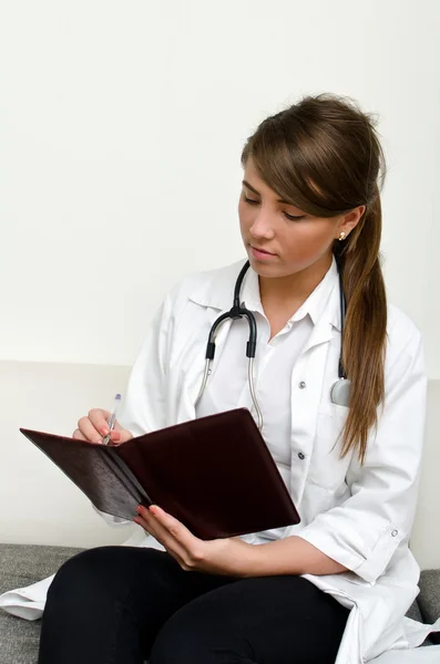 Portrait of a young pretty female doctor — Stock Photo, Image