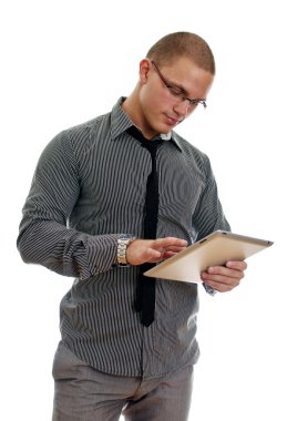 tablet pc kullanan genç adam. beyaz izole