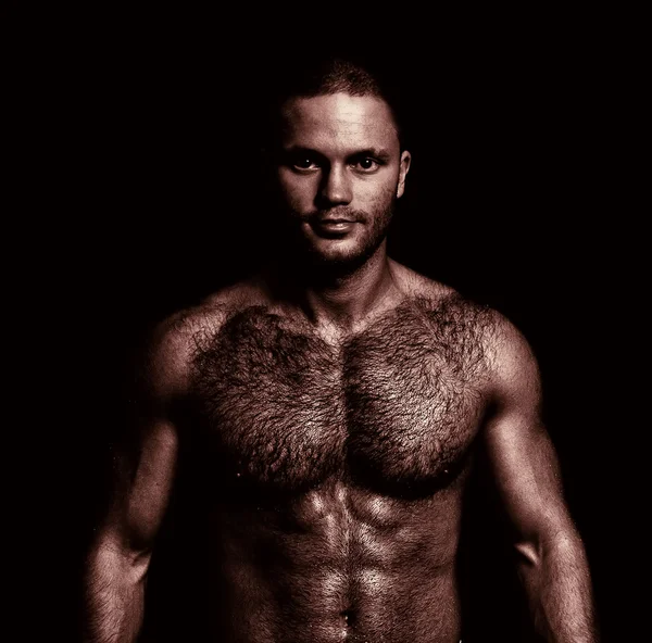 Porträt eines hübschen nackten, muskulösen Typen. — Stockfoto