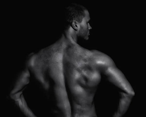 筋肉の若い男の背面図です。黒と白 — ストック写真
