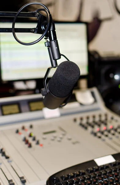 Partie d'un panneau de mixage dans un studio de radio — Photo