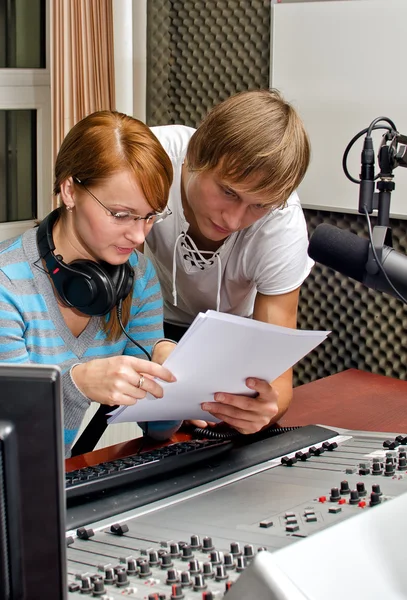 Collega's onderzoeken broadcast-lijst in studio — Stockfoto