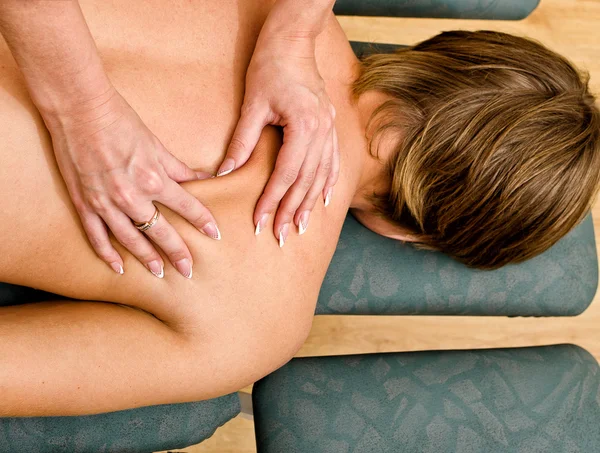 Nahaufnahme weiblicher Hände bei der Massage — Stockfoto
